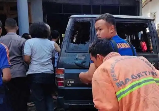 Petugas pemadam mencoba memadankan api (Foto / Istimewa)