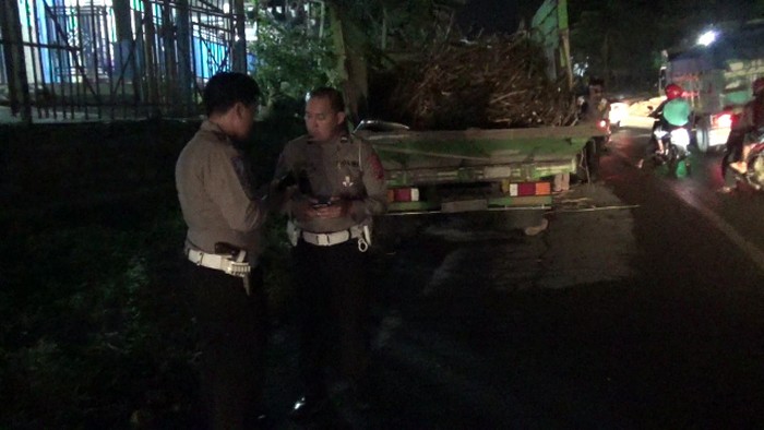 Polisi melakukan olah TKP di lokasi truk muatan tebu terbalik (Foto / Istimewa)