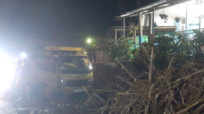 Truk bermuatan tebu terbalik di Lumajang hingga menewaskan 2 orang (Foto / Istimewa)