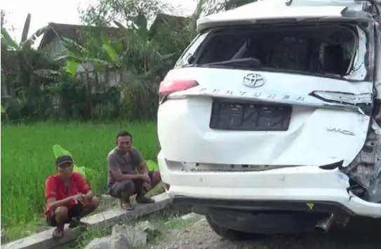 Kondisi Fortuner milik Kadinkes Ngawi hancur usai terjadi kecelakaan beruntun (Foto / Istimewa)