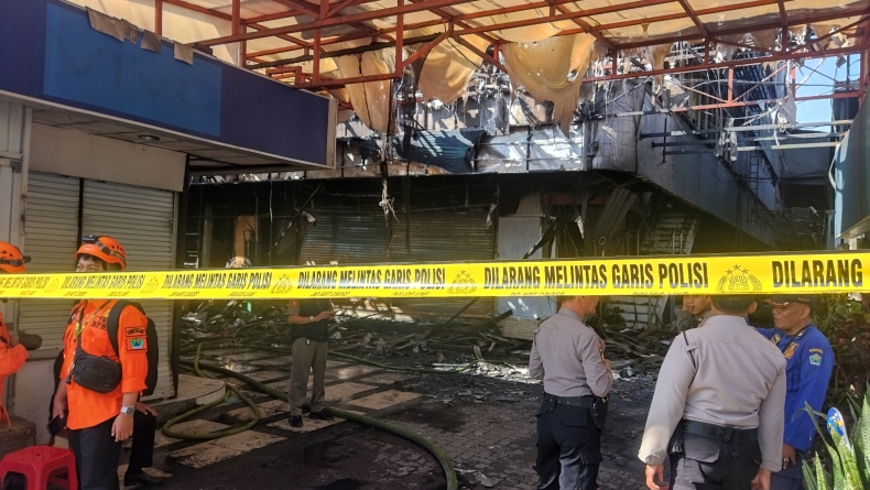 Polisi melakukan olah TKP di lokasi Malang Plaza yang hangus terbakar (Foto / Istimewa)