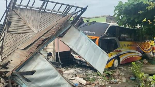 Kondisi rumah usai dihantam bus pariwisata (Foto / Istimewa)