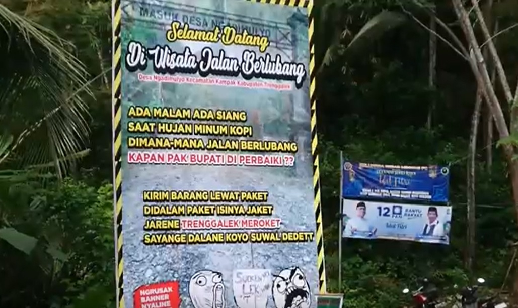 Baliho pantun bernada protes terpasang di jalan berlubang/metrotv