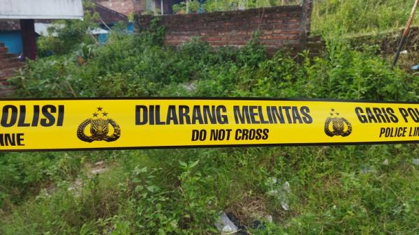 Petugas memasang garis polisi di lokasi tempat pesta miras yang menewaskan 2 orang (Foto / Istimewa)