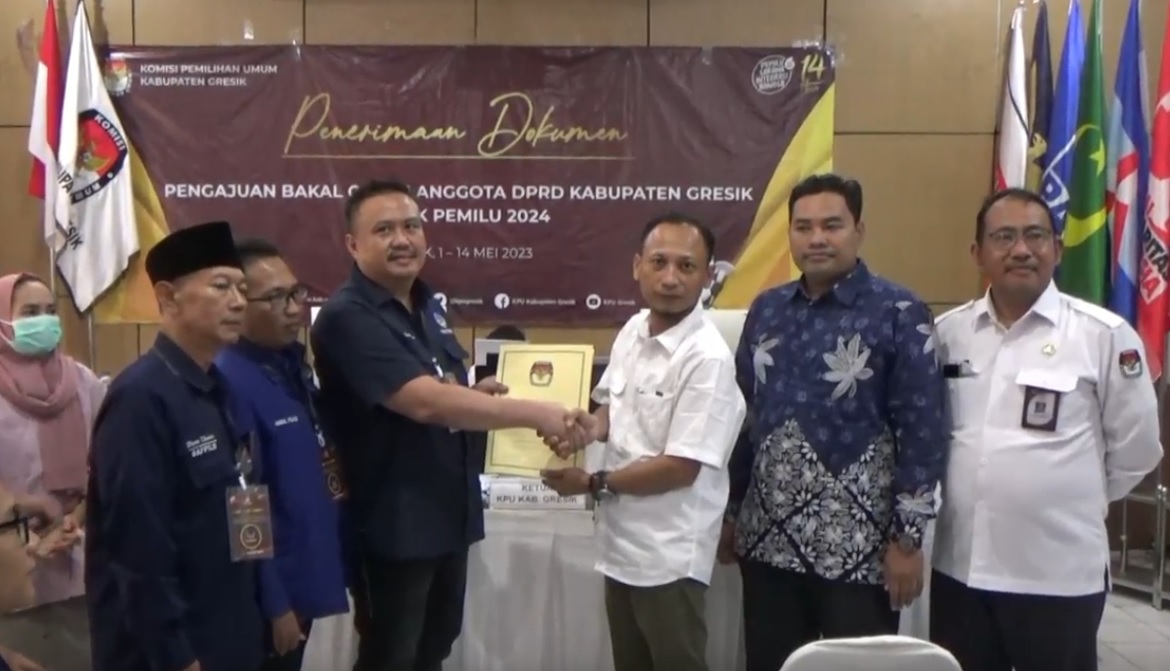 Ketua Dewan Pimpinan Daerah (DPD) Partai Nasdem Gresik Syaiful Anwar menyerahkan berkas bacaleg ke Ketua KPU Gresik,  Akhmad Roni (Foto / Metro TV)