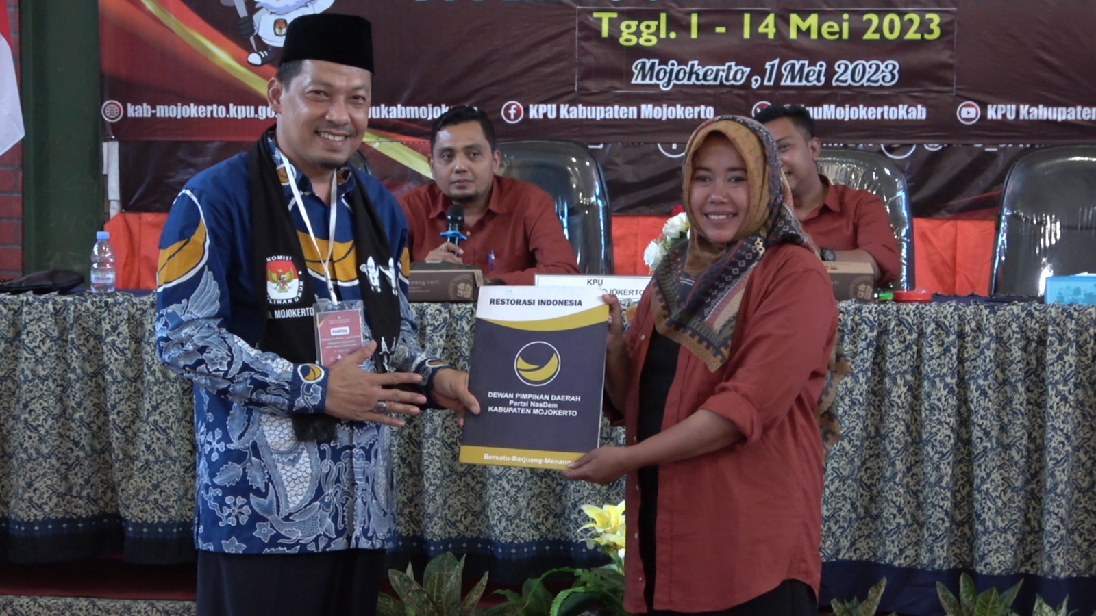 Ketua DPD Partai Nasdem Kabupaten Mojokerto,  Suwandy Firdaus mendaftarkan 50 bakal calon legislatif (Bacaleg) pada pemilu 2024. (Foto / Metro TV)