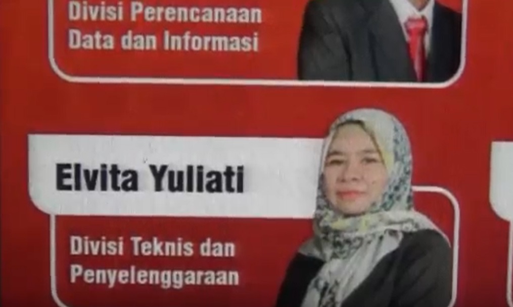Nama Elvita Yuliati masih terpampang di Kantor KPU Gresik/metrotv