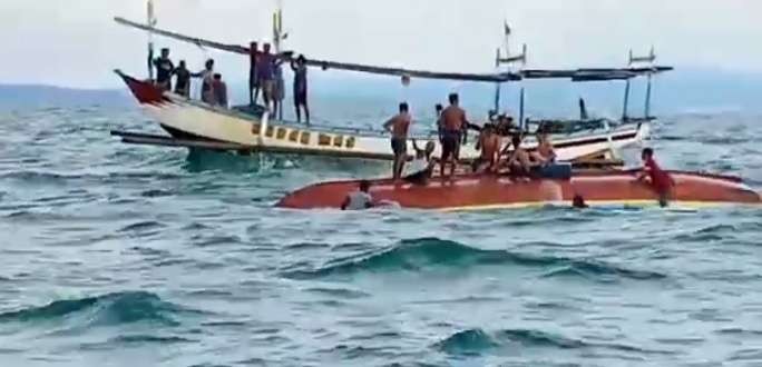 Kapal Terbalik Dihantam Gelombang, 3 Nelayan Tuban Selamat