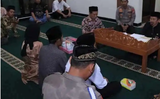 Seorang tahanan menikah di masjid Polres Ngawi (Foto / Istimewa)