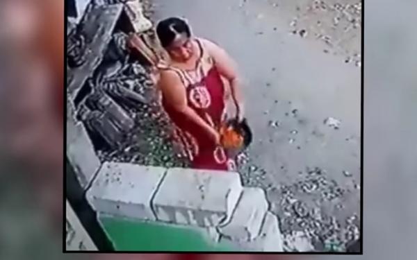 Tangkapan layar video emak-emak membuang sampah di rumah tetangganya (Foto / Istimewa)