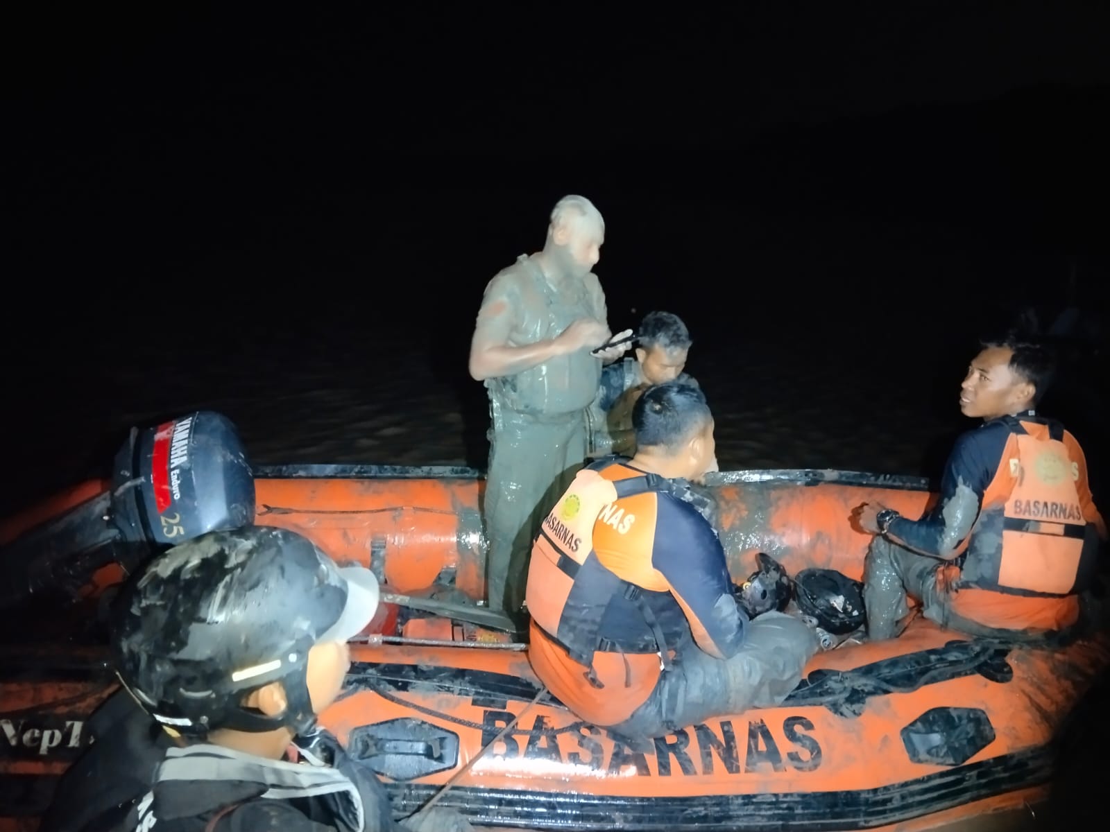 Perahu Terjebak Lumpur, 10 Survivor Peneliti Bangkai Paus di Pantai Surabaya Berhasil Dievakuasi