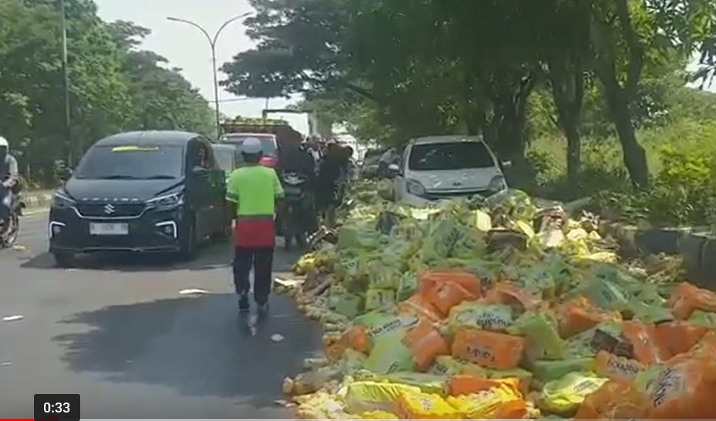 Muatan truk berisi minuman kemasan tumpah ke jalan/metrotv 