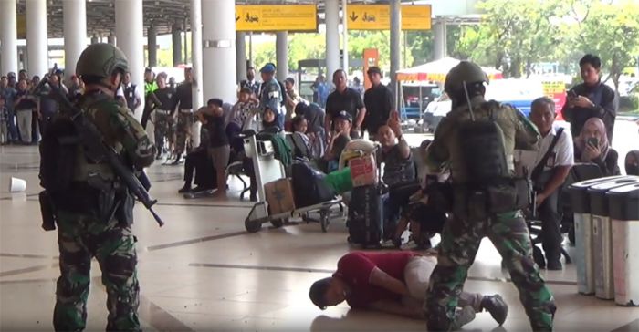 Pasukan Elite TNI AL Kopaska Lumpuhkan 'Teroris' di Bandara Juanda