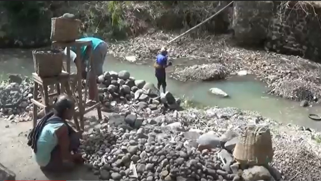 Sawah Kering, Petani Magetan Alih Profesi Jadi Kuli Batu dan Pasir