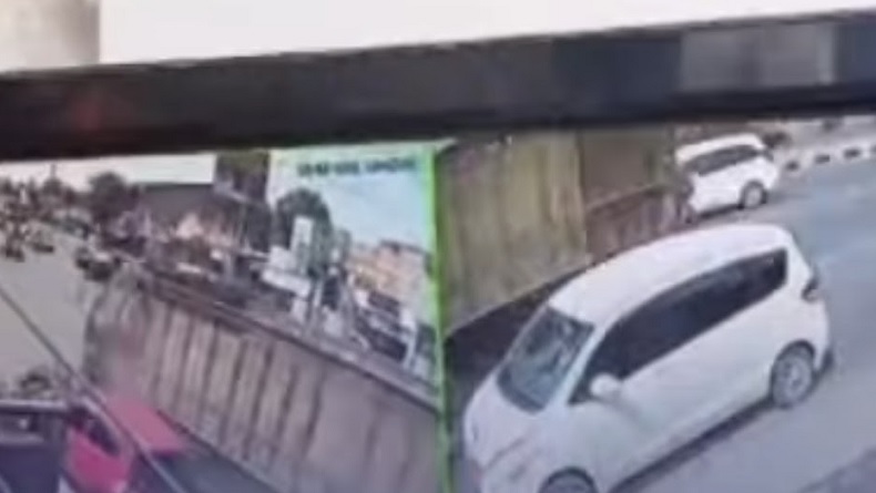 Rekaman CCTV detik-detik truk alami rem blong hingga menabrak sejumlah kendaraan (Foto / Istimewa)