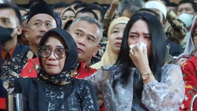 Salah satu keluarga Larasati Putri Asyahrie menangis ketika nama almarhumah disebut saat wisuda (Foto / Antara)