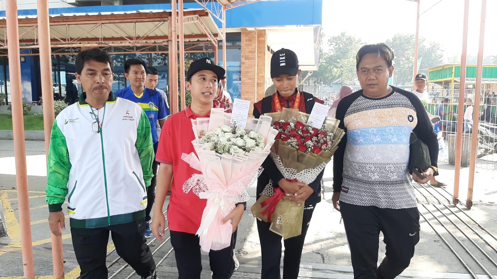 Disambut Buket Bunga, Atlet Voli Pantai Peraih Medali Perak Sea Games Pulang ke Pulau Bawean