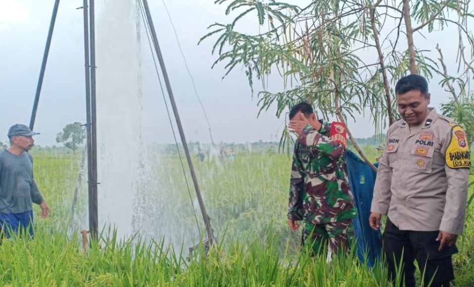 Petugas mengecek semburan air yang muncul di area persawahan Dander, Bojonegoro (Foto / Istimewa)
