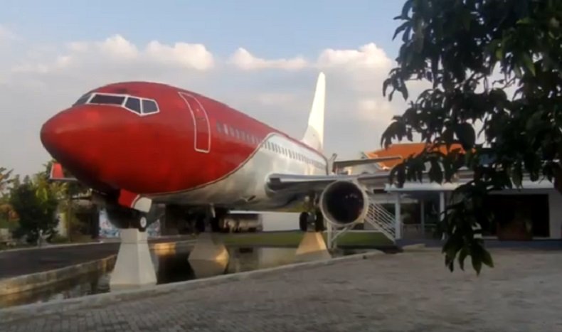 Viral Pesawat Terbang Terparkir di Rumah Sultan Nganjuk, Berwarna Merah Putih