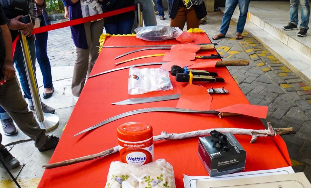 Barang Bukti sajam yang digunakan saat tawuran pelajar di Sidoarjo/ist