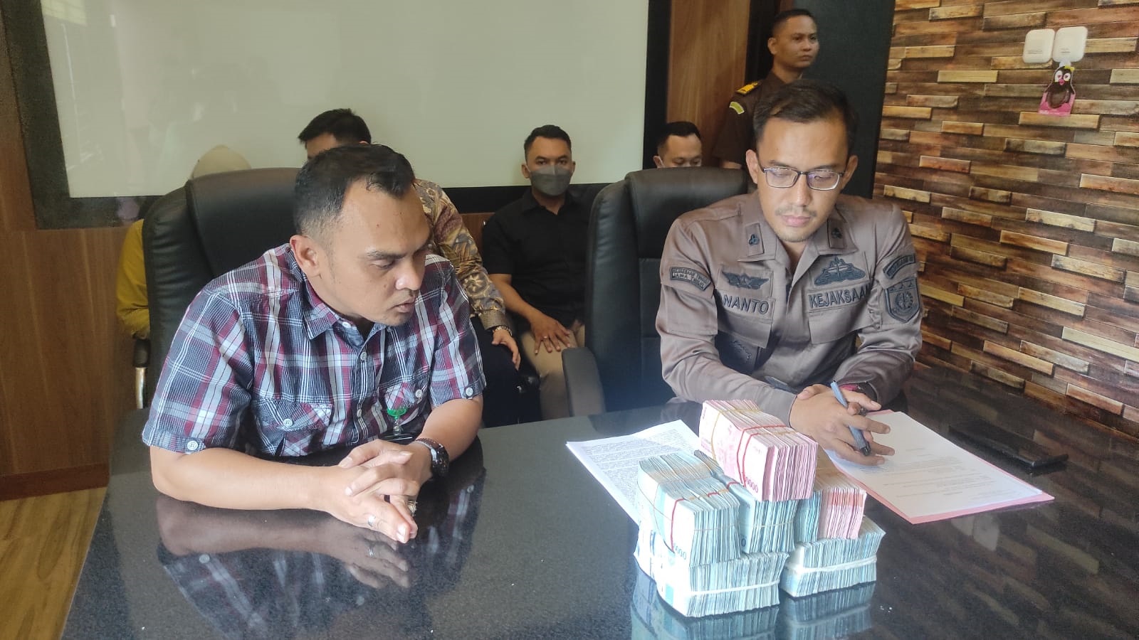 Kejari  Tanjung Perak menerima pengembalian uang kerugian negara yang dikorupsi tersangka S, Direktur Utama PT Ikan Laut Indonesia (ILI)