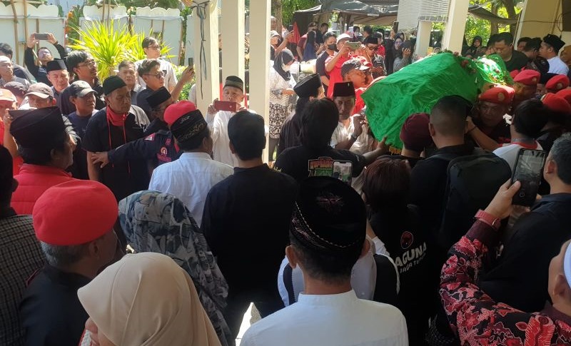 Jenazah Eks Wakil Wali Kota Surabaya Whisnu Diantar Tokoh Lintas Partai ke TPU Keputih