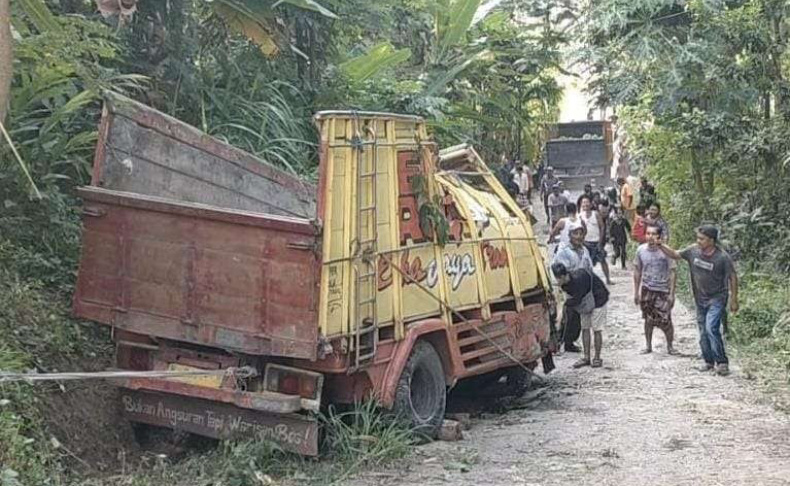 Kondisi truk usai mengalami kecelakaan di tanjakan   lereng Gunung Argopuro, Kabupaten Probolinggo (Foto / Istimewa)