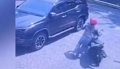 Rekaman CCTV saat SA menuntun motor curian milik korban (Foto / Istimewa)