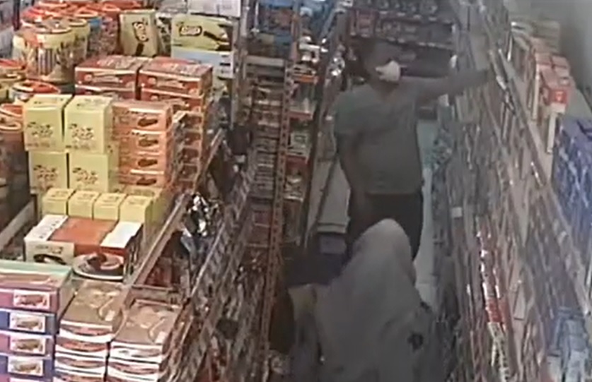 Aksi ketiga pelaku pencurian susu di minimarket terekam CCTV/metrotv