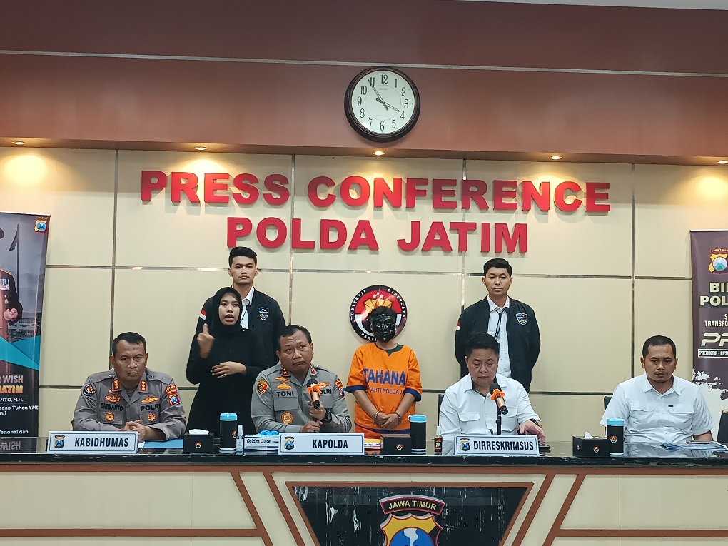 Polda Jatim saat merilis kasus penipuan trading oleh mantan pekerja migran Indonesia. (Medcom.id/Amal)