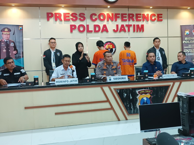 Polda Jatim merilis kasus pembobolan website resmi Pemprov Jatim dan ITS. Medcom.id/Amaludin