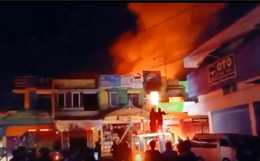 Tiga unit ruko luluh lantak dilalap api di komplek pertokoan  Kelurahan Kebonsari Kulon, Kecamatan Kanigaran, Kota Probolinggo, Rabu malam, 31 Mei 2023/ist