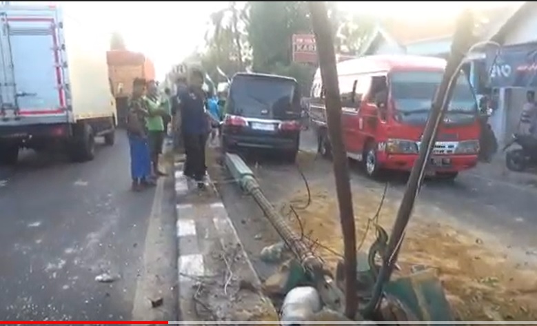 Kondisi minibus yang menabrak pemabatas jalan dan tiang/metrotv