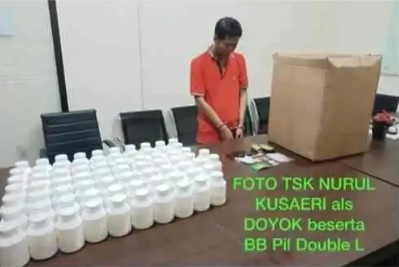 Tersangka Nurul diamankan bersama barang bukti ribuan pil koplo (Foto / Istimewa)