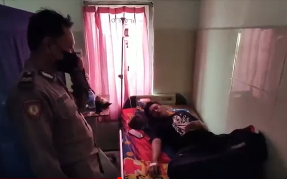 Salah satu korban dugaan keracunan menjalani perawatan di Puskesmas Pucuk, Lamongan/metrotv