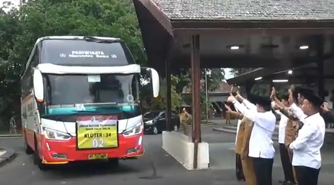 Bupati Tulungagung, Maryoto Birowo  melepas rombongan jemaah haji/metrotv