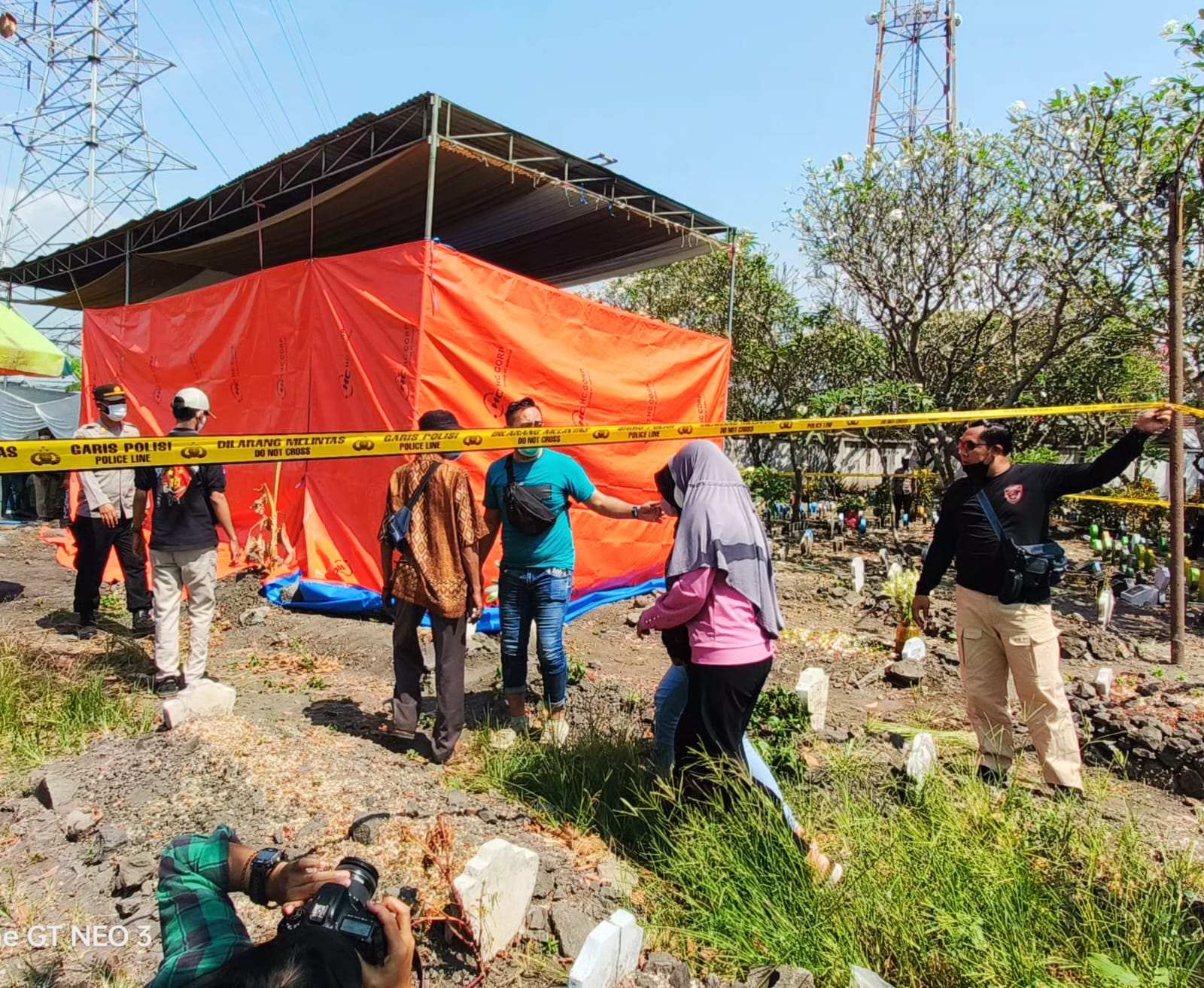 Polres Pasuruan Bongkar Makam Korban Miras di Bangil