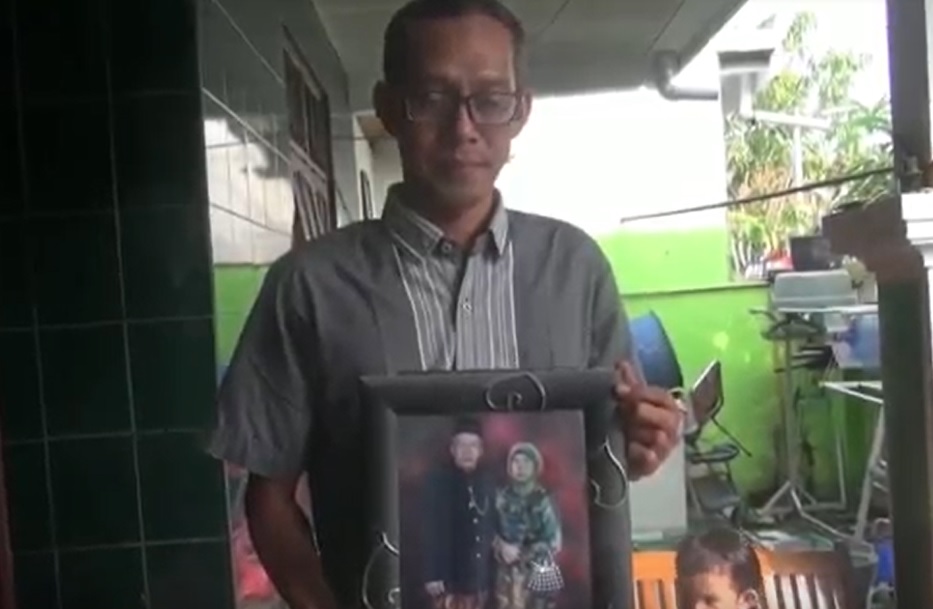 Budi Kurniawan memegang foto bapaknya yang meninggal di Madinah/metrotv