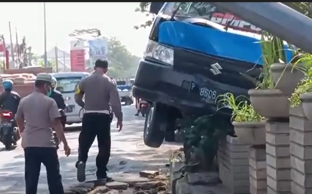 Pikap  menabrak median jalan dan tiang lampu di  Jalan Raya Raci,  Kabupaten Pasuruan, Jawa Timur, Selasa sore, 6 Juni 2023/metrotv  