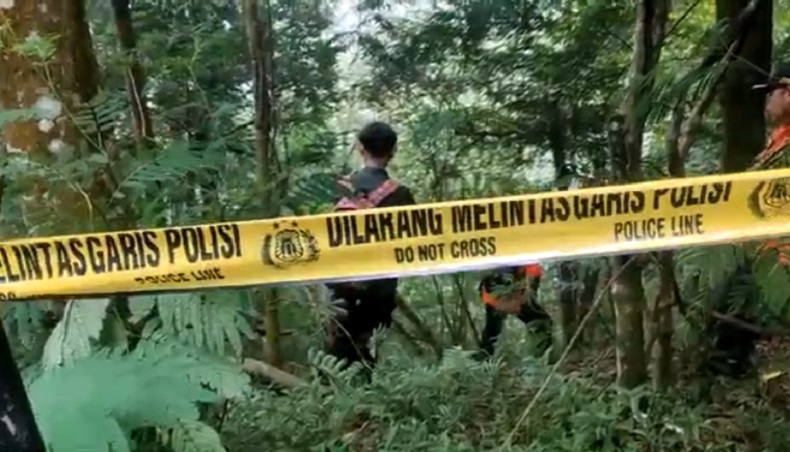 Polisi mengevakuasi mayat dalam koper di Mojokerto (Foto / Istimewa)