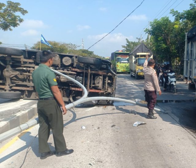 Mobil pembawa uang  ATM terguling di jalan nasional pantura Lamongan/ist