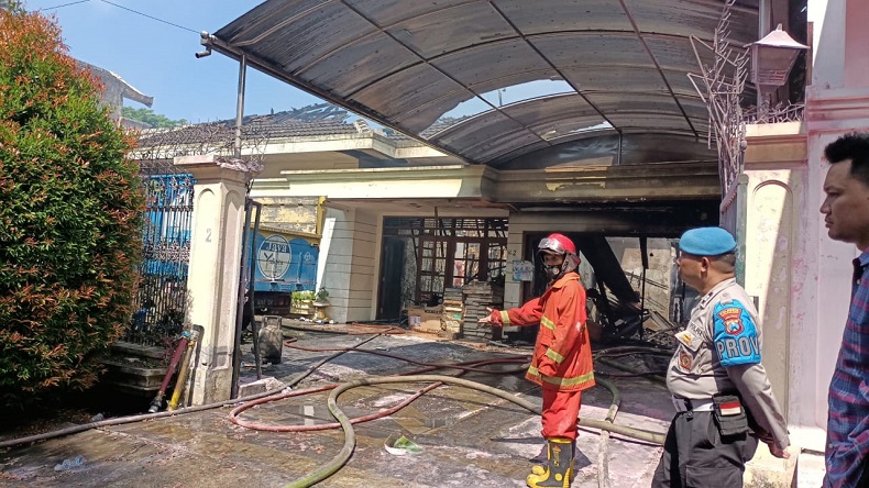 Petugas mencoba memadamkan api yang membakar tempat penyimpanan kasur (Foto / Istimewa)