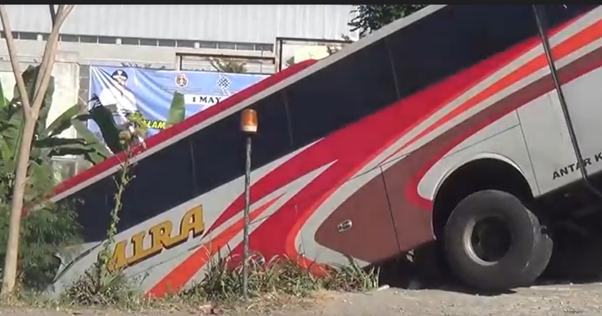 Bus Tabrak Motor Terjun ke Sungai di Ngawi, 1 Orang Kritis!