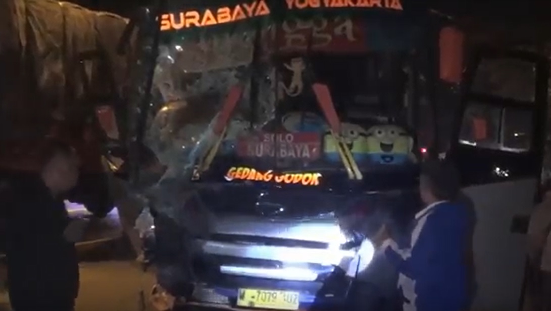 Kondisi bus usai menbarak truk di Ngawi/metrotv