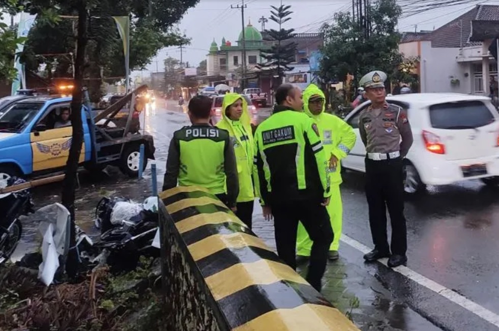 Aparat kepolisian melakukan olah TKP di lokasi kecelakaan/ist