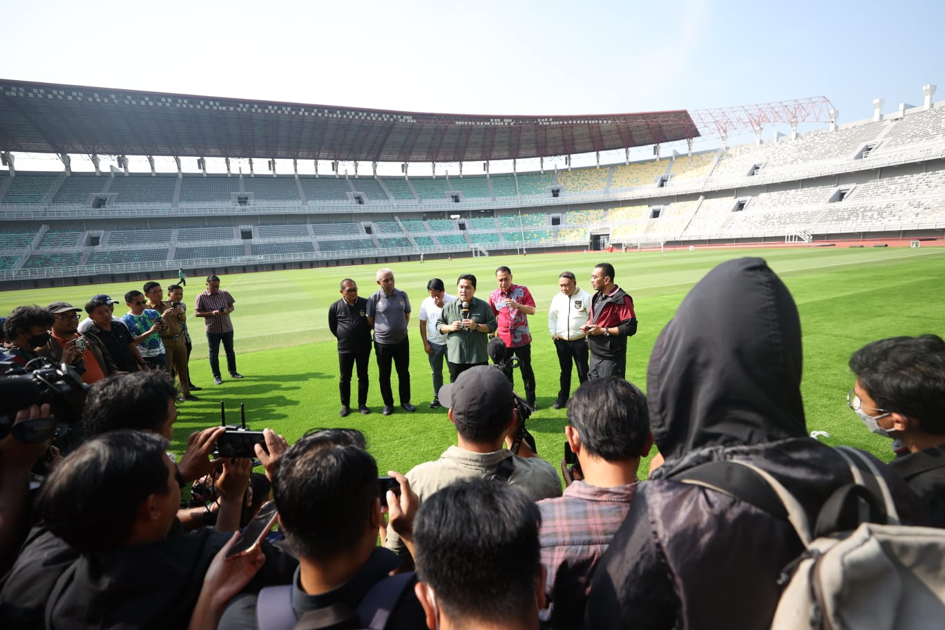 Pengurus PSSI saat meninjau Stadion GBT Surabaya/pssi