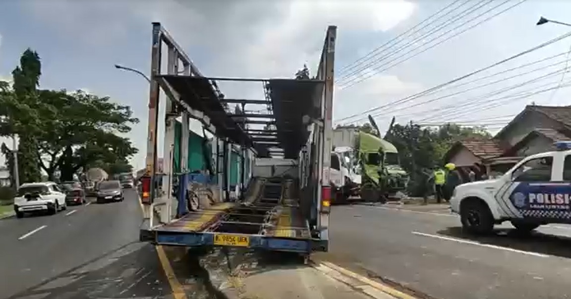 Truk trailer pengangkut mobil oleng menerobos pembatas jalan hingga menabrak truk boks/metrotv