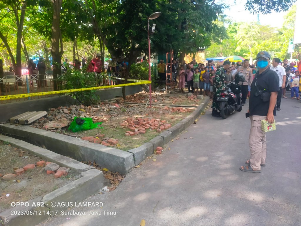 Potongan tubuh manusia dalam tas plastik warna hijau di kawasan Kenjeran Park (Kenpark) Surabaya, Jawa Timur, pada Senin, 12 Juni 2023. (Medcom.id/Amal)