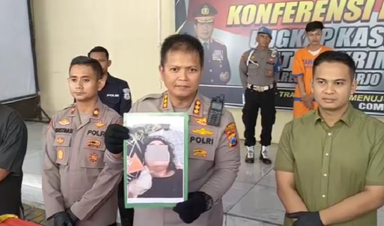 Kapolresta Sidoarjo Kombes Pol Kusumo Wahyu Bintoro menunjukkan foto korban penganiyaan tersangka (Foto / Istimewa)