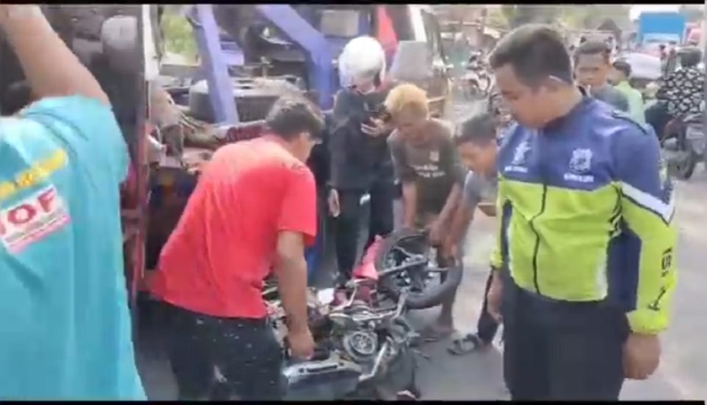 Kondisi motor hancur usai dihantam bus ugal-ugalan (Foto / Istimewa)